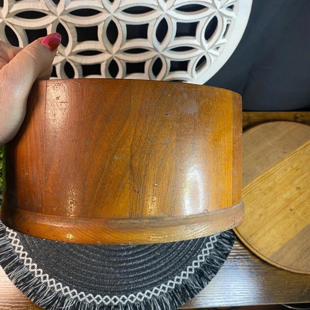 Vintage Round Lidded Wood Box‎